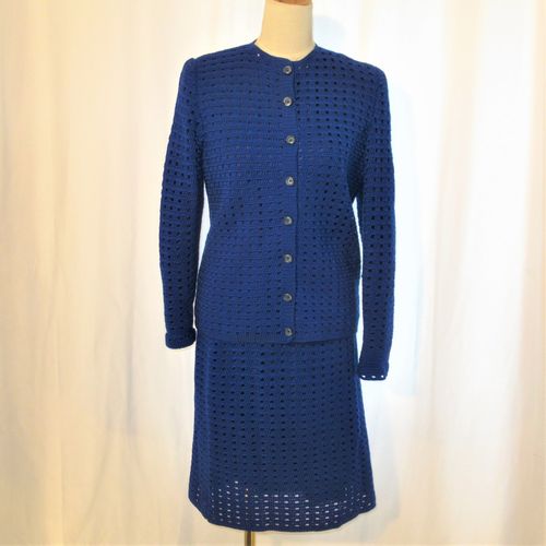 Sininen 2-osainen, virkattu 60-luvun puku, n.M