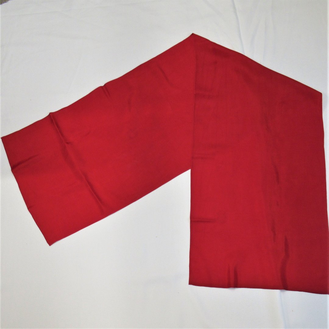 Pitkä, punainen polyesterihuivi