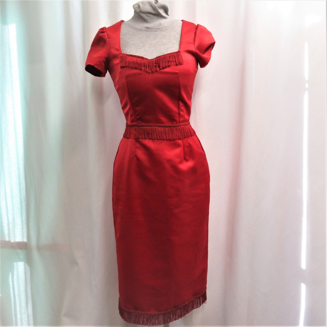 Punainen Olivi Rouge -mekko hapsuilla, n.XS