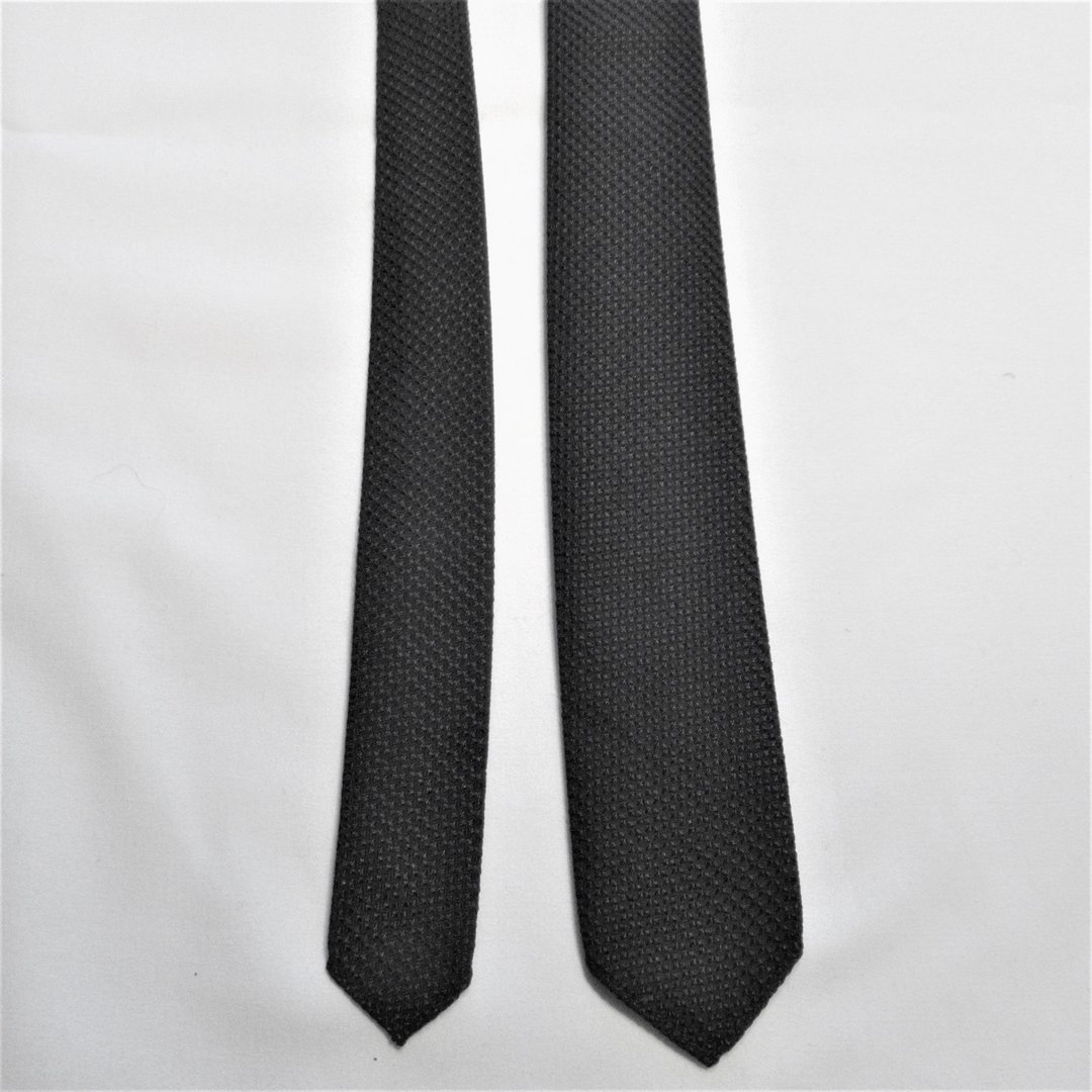 Musta kapeahko kravatti, 50-60-luku