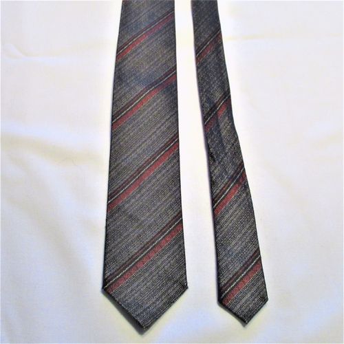Harmaapohjainen, vinoraidallinen kravatti, 60-luku