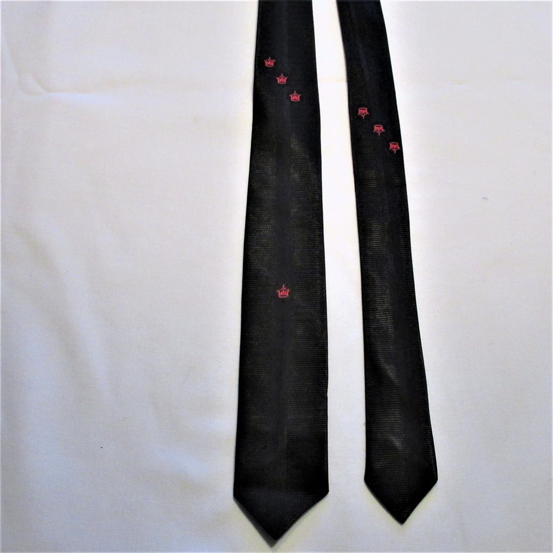 Musta, kapea kravatti, punaisilla kruunukuvioilla, 60-luku