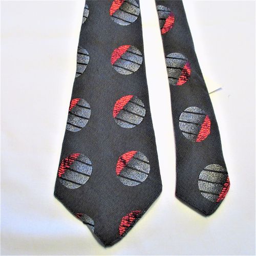 Harmaapohjainen pula-ajan kravatti punaisilla kuvioilla (40-luku)