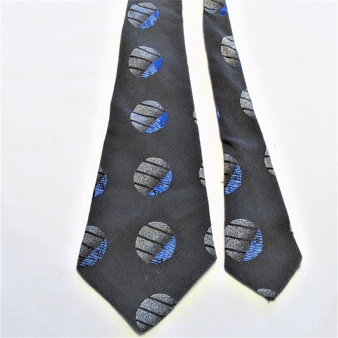 Harmaapohjainen pula-ajan kravatti sinisillä kuvioilla (40-luku)