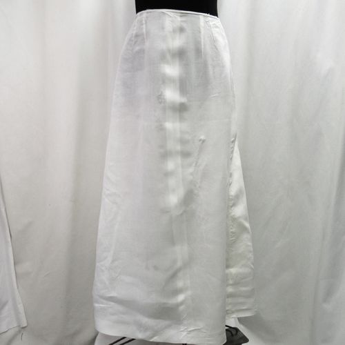 Pitkä, valkoinen, takaa kohotettu alushame 1900-luvun alun tyyliin, n.M (vy74cm)