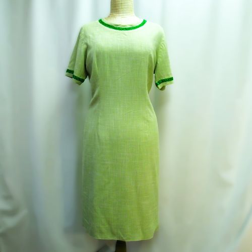 Vaaleanvihreä 60-luvun mekko kimaltanvihreillä somisteilla, n.L