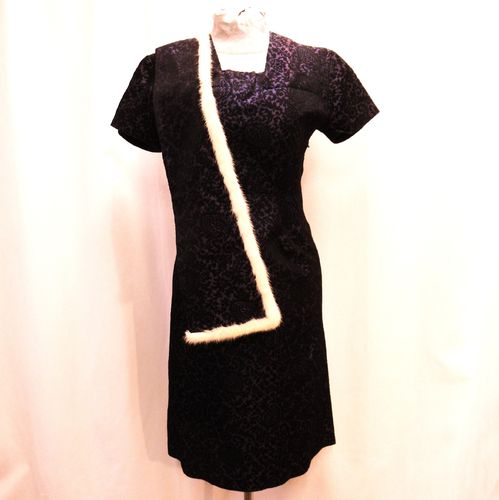 Musta-lila 50-luvun jaquard-mekko turkissomisteella, S-M