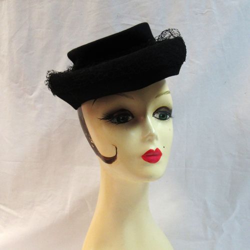 Black felt hat from the 30s and 40s  with a black hat veil, approx 46cm