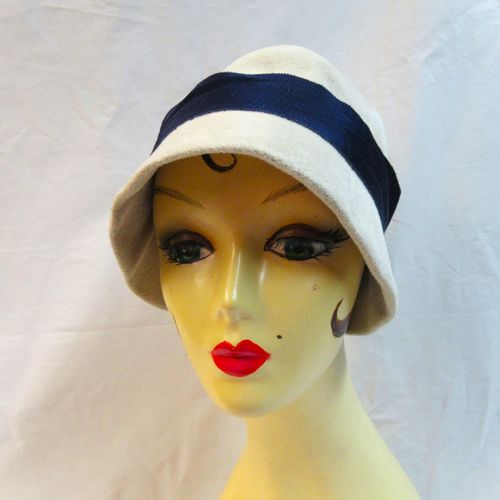 Putty colored felt hat from the late 50s, approx 59cm