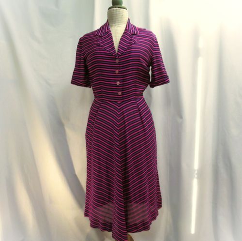 Lila-pinkki-musta raidallinen 40-50-luvun mekko, n.M